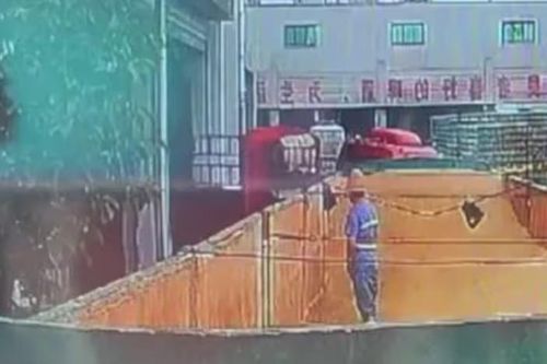 Bắt giữ công nhân đi tiểu vào thùng chứa ở nhà máy bia Thanh Đảo của Trung Quốc