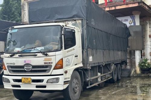 Quảng Bình: Gần 1.000 chai rượu ngoại nghi nhập lậu bị phát hiện