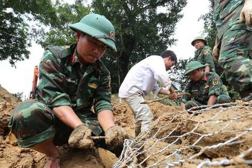 Bộ đội kết rọ đá cứu nhà dân sắp sạt lở xuống sông