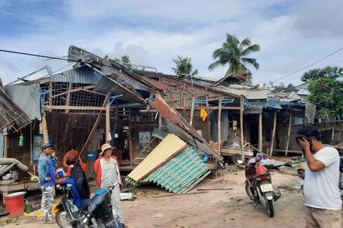 Mưa dông làm sập, tốc mái hàng trăm căn nhà ở An Giang