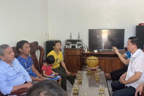 Bé gái bị cha bạo hành