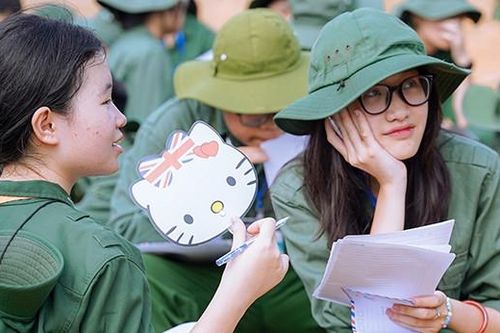Học sinh trải nghiệm làm chiến sĩ, tập lắp súng, viết thư gửi hậu phương