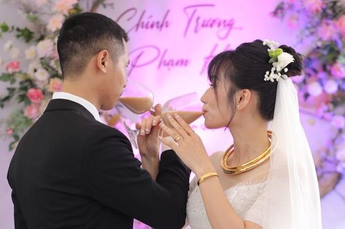 Cặp đôi 9X rót trà sữa thay rượu vang trong lễ cưới: Chú rể tự tay nấu cả đêm