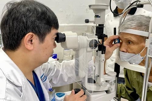Những người có nguy cơ bị đục thủy tinh thể