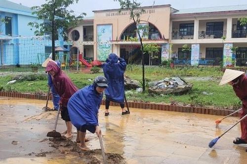 Thầy cô 'oằn mình' dọn bùn sau mưa lũ