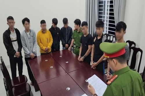Hai nhóm thanh thiếu niên hỗn chiến trong đêm để giải quyết mâu thuẫn