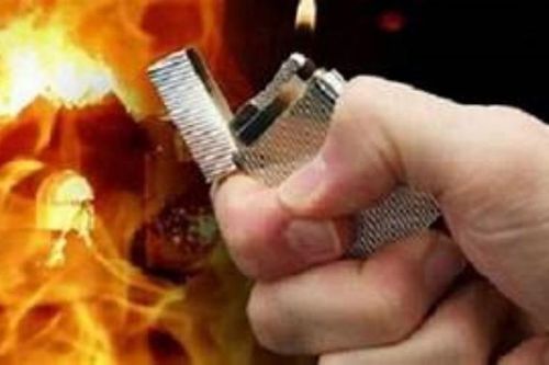 Nghi án chồng nhậu say dùng xăng đốt vợ