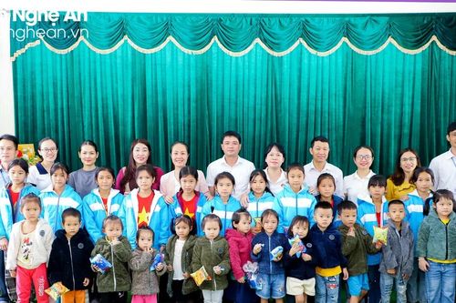 Trao tặng cây giống, áo ấm cho người dân, học sinh xã Xiêng My (Tương Dương)