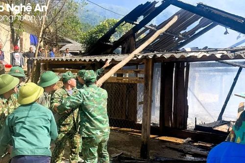 Đồn Biên phòng Mường Ải hỗ trợ gia đình người dân bị hỏa hoạn