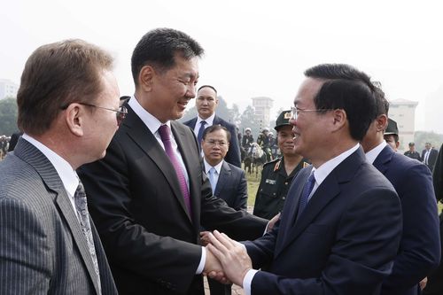 Chủ tịch nước và Tổng thống Mông Cổ thăm Bộ Tư lệnh Cảnh sát Cơ động