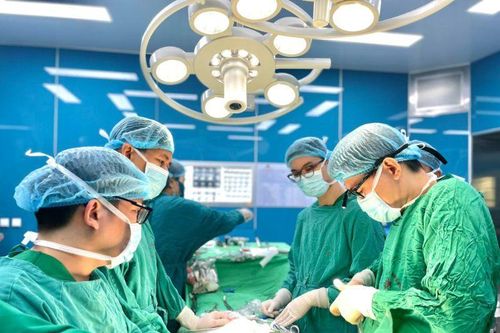 Phẫu thuật khối u gây tắc hoàn toàn phế quản gốc và phần lớn khí quản