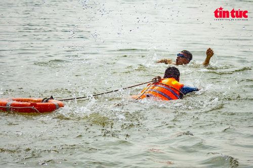 Tập huấn phòng cháy, cứu nạn trên sông Hồng