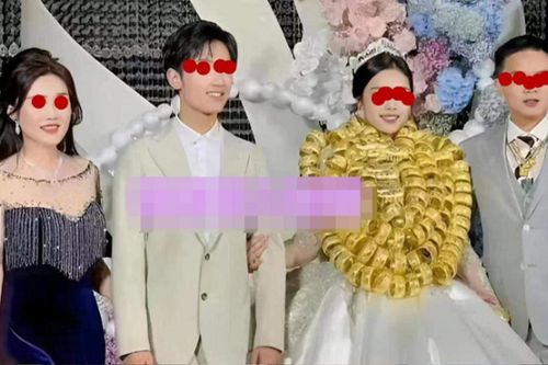 Cô dâu xuất hiện đầy 'hào quang' tại đám cưới với 180 vòng vàng đeo quanh người