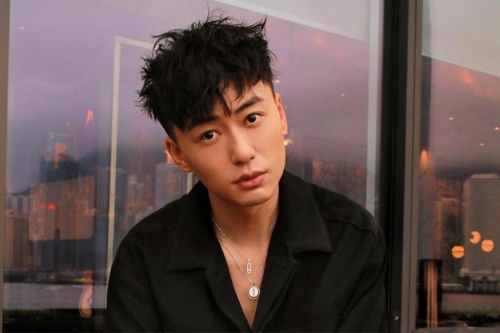 Nam MC kiêm diễn viên có tiếng showbiz tự kết liễu cuộc đời ở tuổi 35 trong khách sạn
