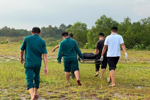 Người đàn ông nằm chết giữa cánh đồng