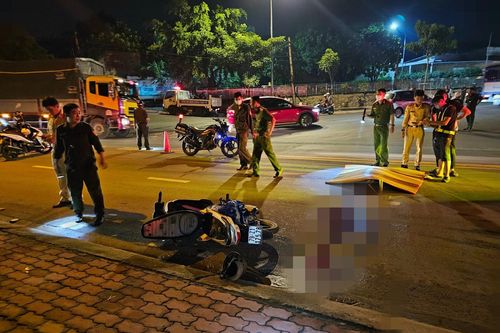 Xe máy tông cột đèn, hai người thương vong