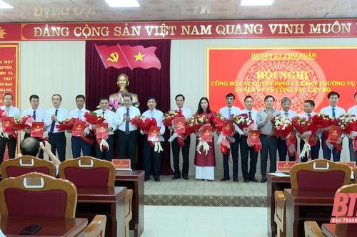 Huyện ủy Thọ Xuân công bố và trao các Quyết định về công tác cán bộ