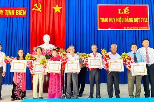 Thị ủy Tịnh Biên trao Huy hiệu Đảng đợt 7/11
