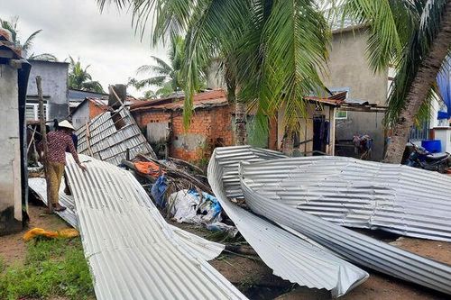 Giông lốc gây thiệt hại hơn 280 căn nhà ở TX. Tịnh Biên