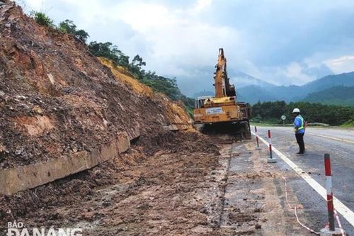 Thu dọn đất đá sạt lở đường Hồ Chí Minh đoạn La Sơn - Túy Loan