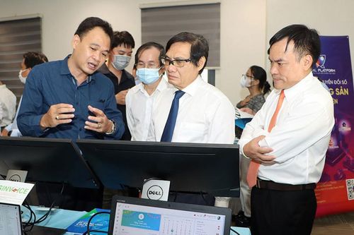 Nêu gương đi đầu trong chuyển đổi số