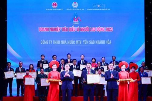 Công ty Yến sào Khánh Hòa nhận bằng khen của Tổng Liên đoàn Lao động Việt Nam