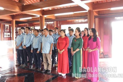 Chi bộ Ban Quản lý xây dựng và bảo trì hạ tầng giao thông: Sinh hoạt chuyên đề tại khu lưu niệm đồng chí Hoàng Văn Thụ