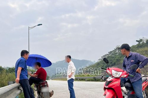 Cần ngăn chặn 'xe ôm' lên đường dẫn nút giao IC 16, cao tốc Nội Bài - Lào Cai