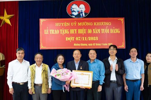 Mường Khương: Trao tặng Huy hiệu 30 năm tuổi đảng