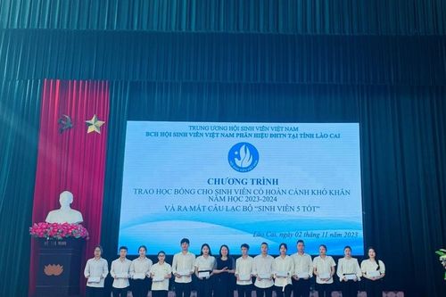 Trao 30 suất học bổng cho sinh viên có hoàn cảnh khó khăn
