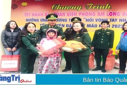 Nữ cán bộ biên phòng tận tâm với công việc