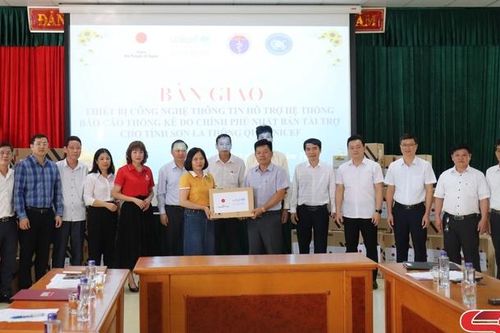 Bàn giao thiết bị công nghệ phục vụ báo cáo, thống kê y tế