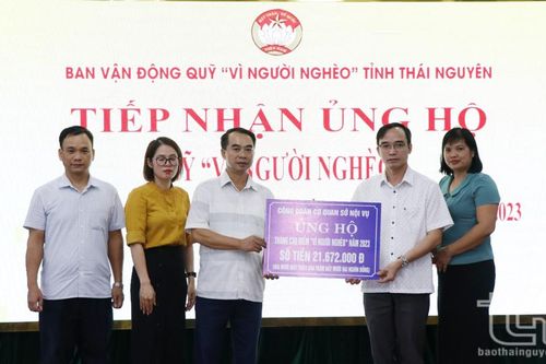 Trên 384 triệu đồng ủng hộ Quỹ 'Vì người nghèo' tỉnh