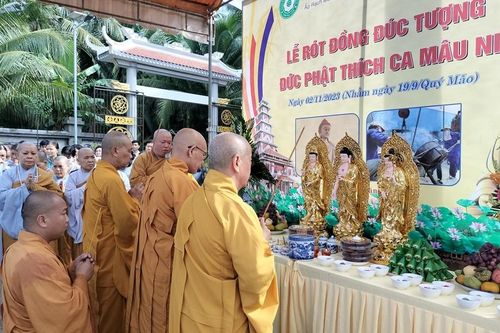 Trà Vinh: Lễ rót đồng đúc tôn tượng Đức Phật Thích Ca Mâu Ni tại chùa Long Bửu