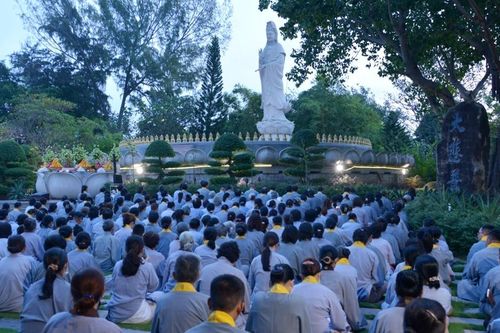 Trang nghiêm lễ vía Bồ-tát Quán Thế Âm tại chùa Huê Nghiêm