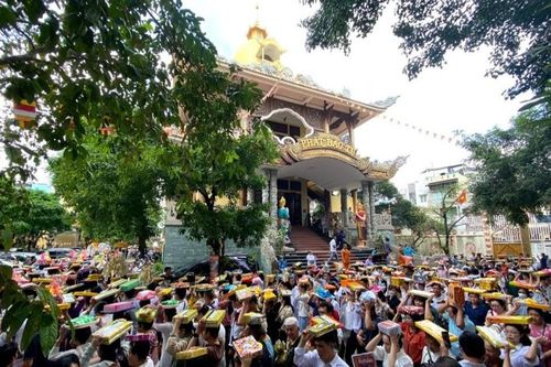 Dâng y kathina cúng dường chư Tăng sau mùa An cư kiết hạ tại chùa Phật Bảo
