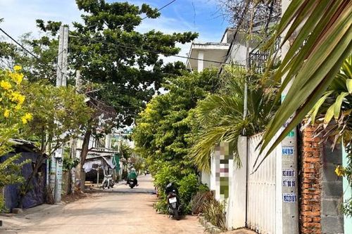 Du khách nước ngoài rơi từ tầng 2 khách sạn xuống đất tử vong
