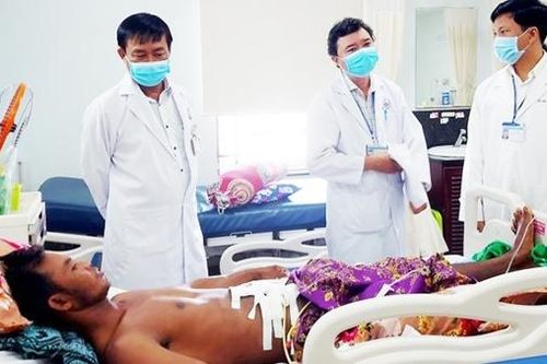 Cấp cứu kịp thời người đàn ông Campuchia bị trâu húc