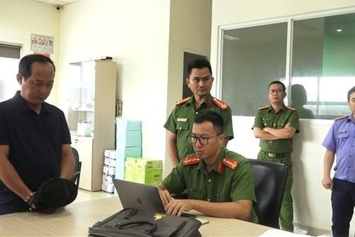 Thủ kho tự làm phiếu xuất, 'uống trôi' hàng nghìn chai C2, Rồng đỏ
