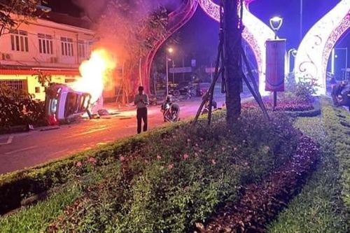 Giây phút tổ CSCĐ cứu 6 người mắc kẹt trong xe Mercedes thoát chết