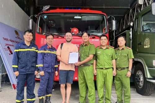 Du khách người Nga cảm ơn Cảnh sát PCCC&CNCH đã cứu mạng