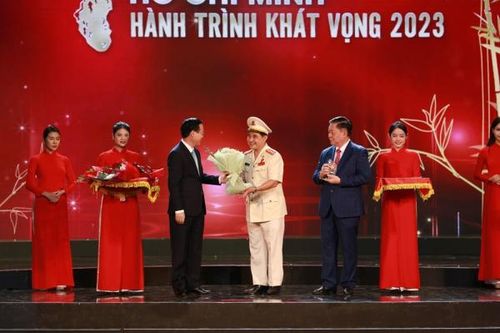 Học tập, làm theo tấm gương Bác Hồ: 8 điển hình trong CAND được tôn vinh