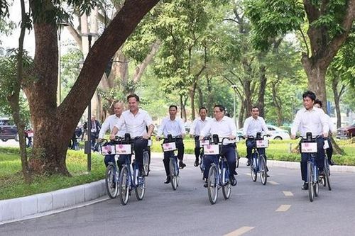 Thủ tướng Việt Nam, Hà Lan đạp xe dạo phố Hà Nội