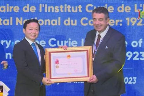 100 năm nghiên cứu và điều trị ung thư