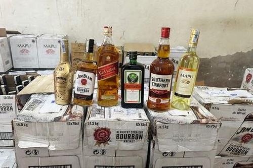 CSGT và QLTT phát hiện xe tải chở gần 1.000 chai rượu ngoại giấy tờ không hợp lệ