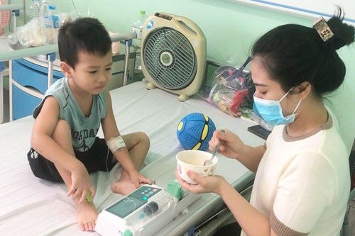 Bé trai mắc bệnh 'nghìn người có một', bố mẹ nghèo ngược xuôi tìm tủy cứu con