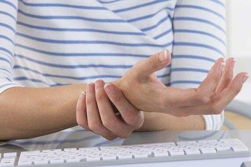 Các cách giảm đau tay khi gõ bàn phím