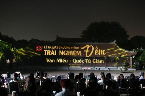 Trình diễn ánh sáng ở tour 'Trải nghiệm đêm Văn Miếu - Quốc Tử Giám'