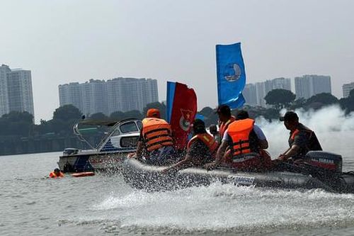 Đội phản ứng nhanh giao thông tập huấn cứu hộ, cứu nạn trên sông