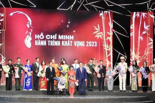 Tôn vinh 67 điển hình tiêu biểu toàn quốc học tập và làm theo Bác